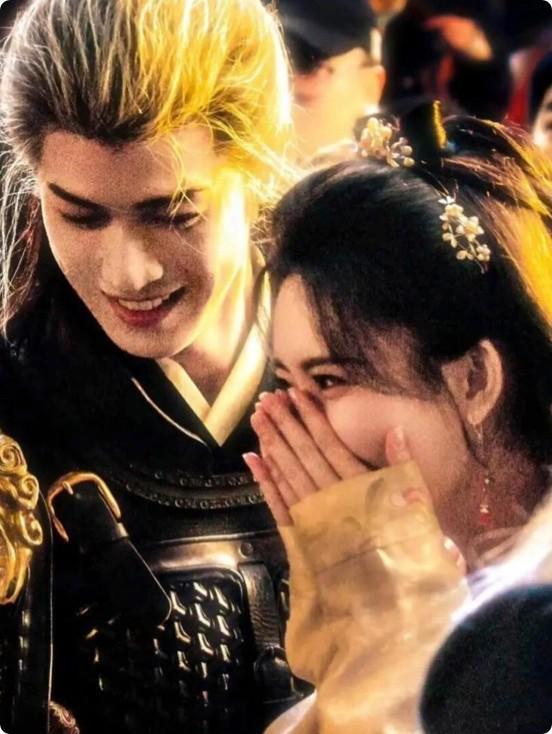 导演越拍越大胆，孟子义李昀锐上演贴脸杀，眼神暧昧太好磕