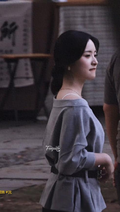 沈月线下被偶遇,梳公主头妆容精致,身材苗条美出新高度