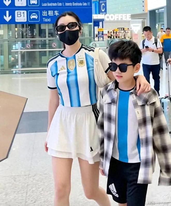 陈妍希母子近照曝光，小星星越长越像陈晓，同穿球衣逛街太有爱了
