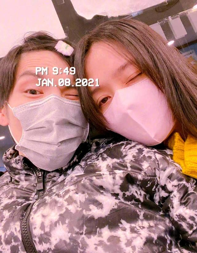 向佐郭碧婷爱女百日宴内场曝光!向太夫妇甜蜜亲吻,各大明星到贺