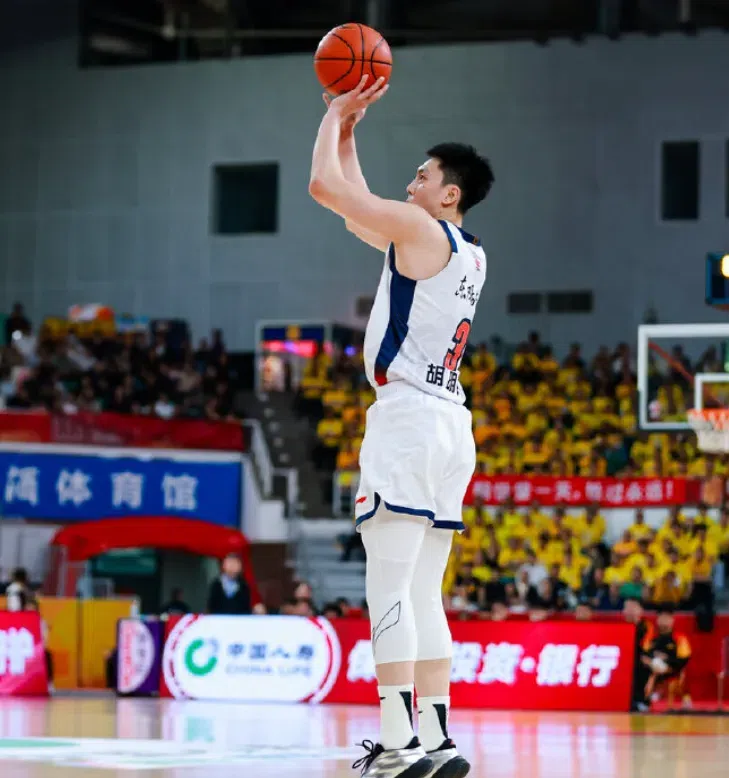 广东早报3消息！胡明轩遭土豪球队报价，徐昕不再回归宏远，杜锋爱将加盟福建
