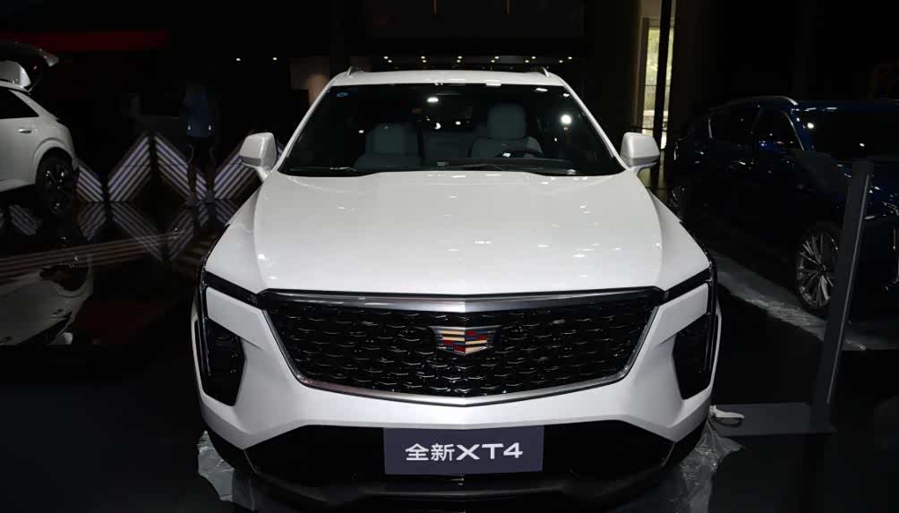 15万级豪华SUV新标杆,凯迪拉克XT4对比宝马X1