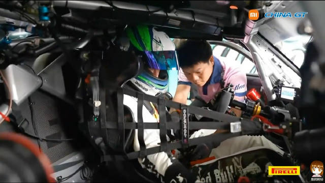 王一博珠海GT3排位赛雨中超车，从第18位沉着推进