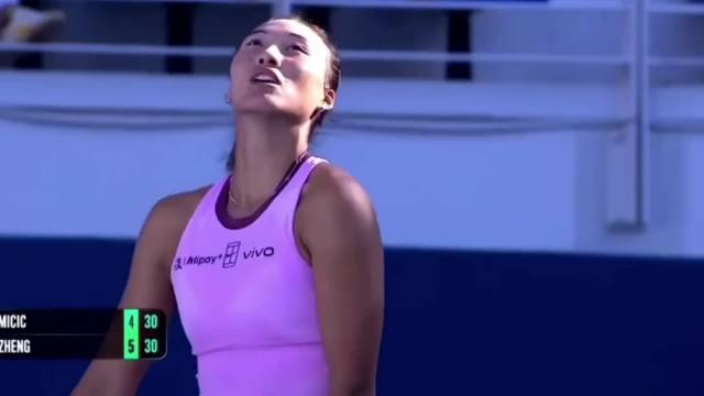 郑钦文重返八强！全场轰出13记Ace，2-0完胜资格赛小将米契奇