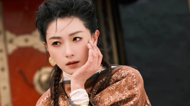 万茜在日喀则与动物同框，诠释时尚融入自然