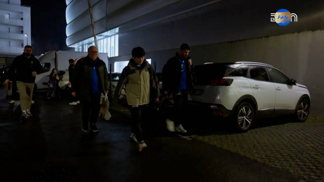 队长在说话，他跟小朋友一样在后面和小莫打闹/樊振东