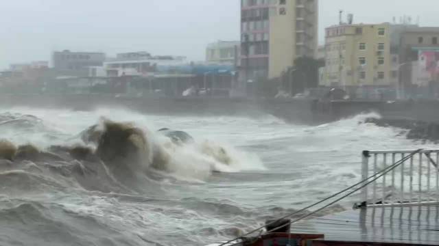 红海湾巨浪滔天，台风红霞登陆珠江口以东最强