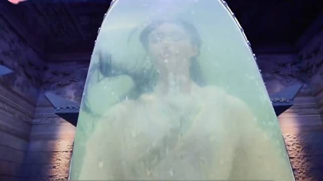 女人惊恐的发现太后寝宫里有一个水晶棺，里面浸泡着一个美人