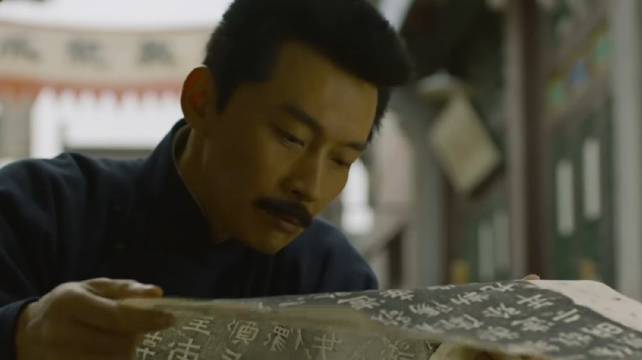 觉醒年代曹磊为演鲁迅有多拼？烟熏手指、拒绝替身，太敬业了