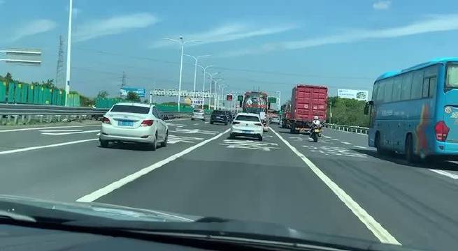 女骑手骑摩托上高速，网友称害人害己