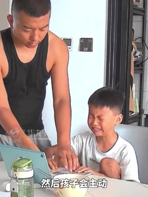 小小年纪体会英雄落幕的遗憾 男孩看三国崩溃大哭
