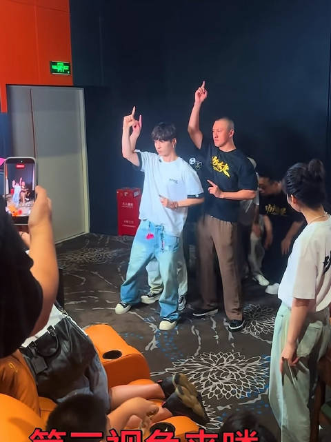 还有第三视角呢 好可爱小张张