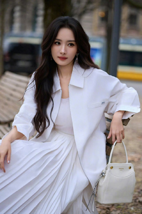 杨幂“啪嗒女王”上线，一枚Prada发夹引爆热搜