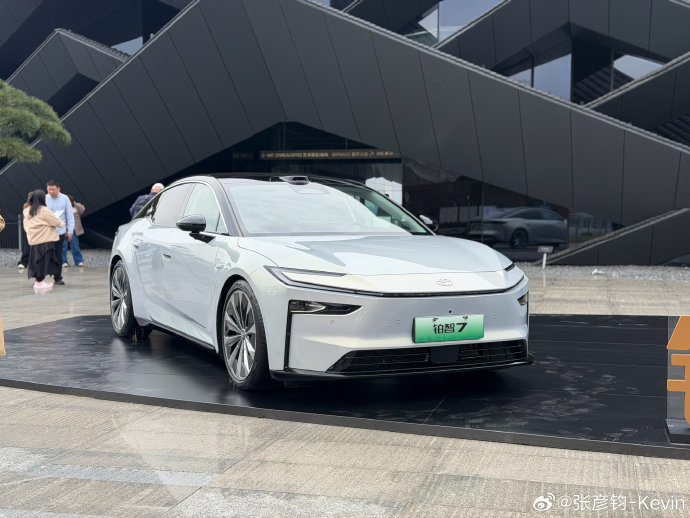 商务15-20万凯美瑞同级SUV和轿车哪个适合家用