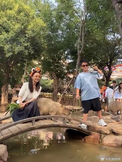 佟丽娅带娃出游的穿搭为何被夸像少女? 佟丽娅带娃出游的穿搭为何被夸像少女?