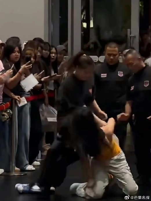 GMM工作人员为何对中国粉丝采取暴力拖拽? GMM工作人员为何对中国粉丝采取暴力拖拽?