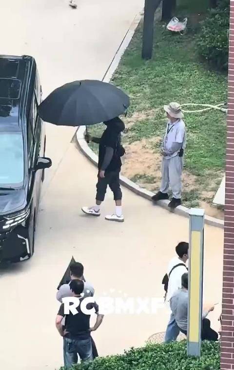 肖战《十日终焉》今天新造型路透，这身太酷辣