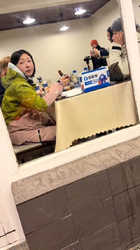 周冬雨林依晨王星越殷桃吴君如，花少8乌斯怀亚聚餐路透