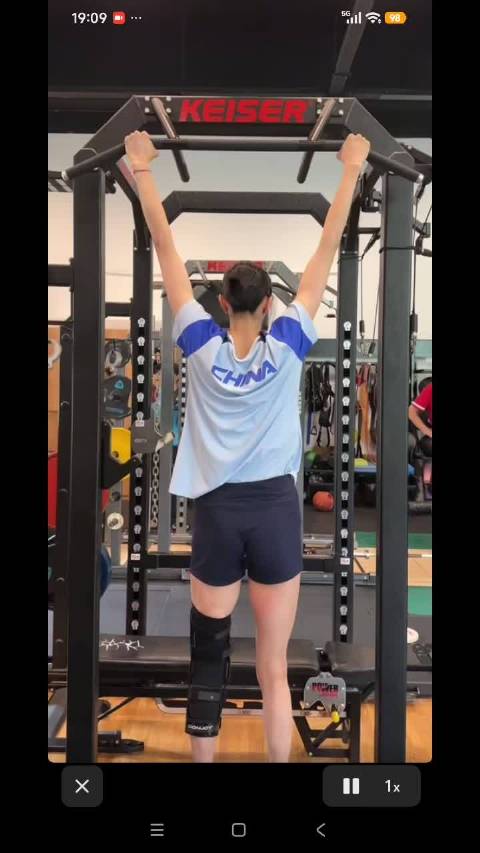 中国女排吴梦洁训练画面公布，背部力量抢眼