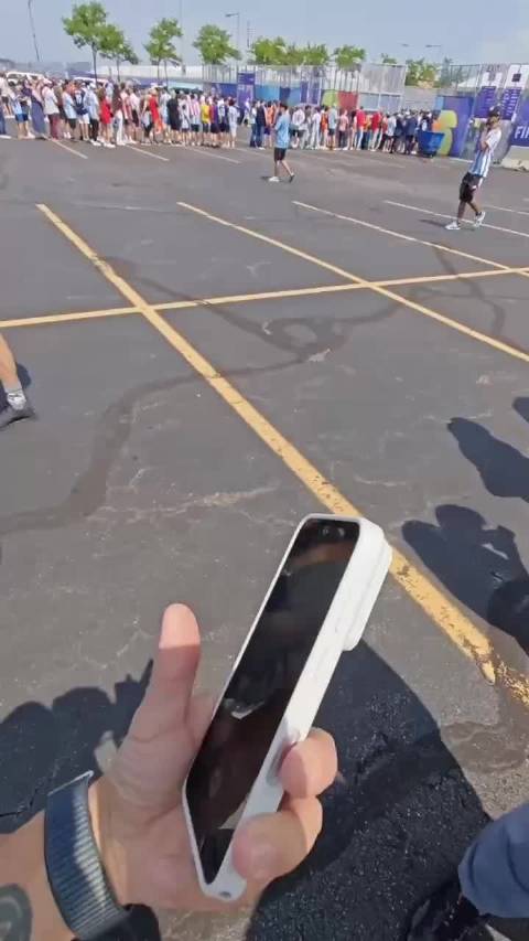 荣耀Robot Phone手机，摄像头可动，跟拍运镜一人完成