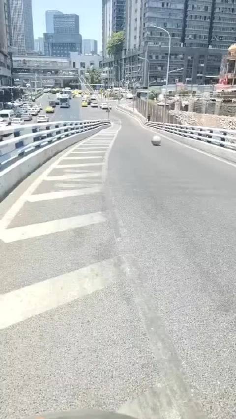 重庆的哥驾驶黄色法拉利迎难而上拦下滚落石球