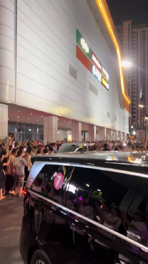 周星驰功夫女足路演，接驳车选择腾势D9