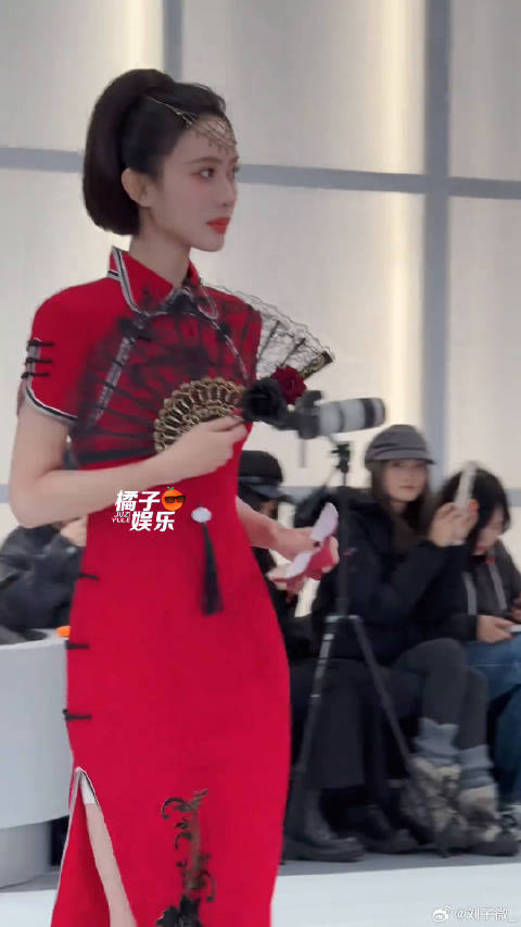 以防各位没见过旗袍美人走秀！双11疯狂好六夜 微博VC计划