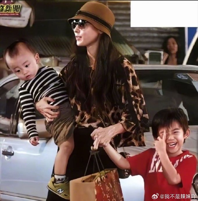 张柏芝笑中带泪：独自带娃的坚韧与心酸