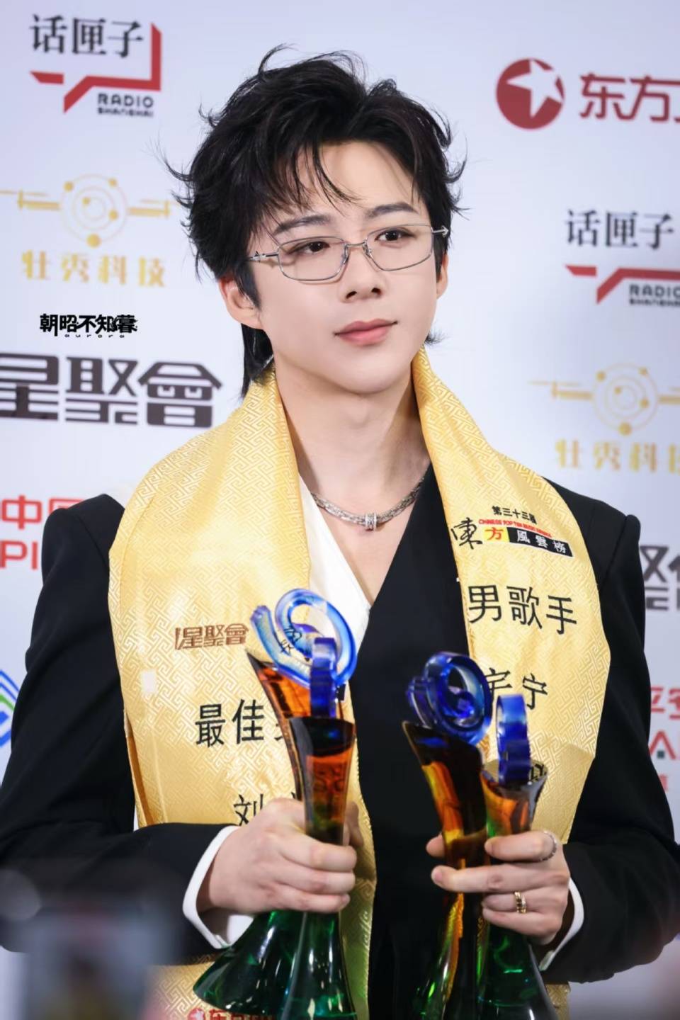 刘宇宁东方风云榜“进货式”领奖：调侃背后是七年深耕的实至名归