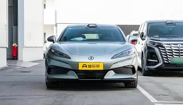 以前总骂电车不行,试完腾势Z9GT后,我承认是我浅薄了