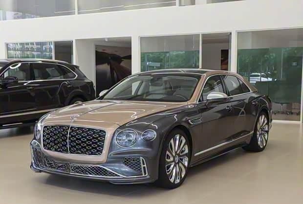 宾利2026款全系车型价格公布，起售价285.5万元 | BitAuto