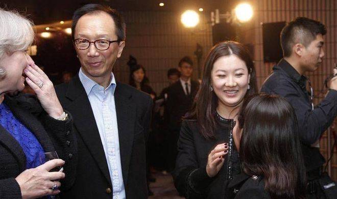 恩爱了24年，48岁的伏明霞风韵犹存，74岁的梁锦松却开始衰老萎缩