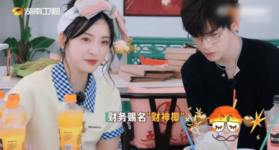 沈月翟潇闻组“没头脑CP”!抬桌憋笑、密谋下班引爆中餐厅
