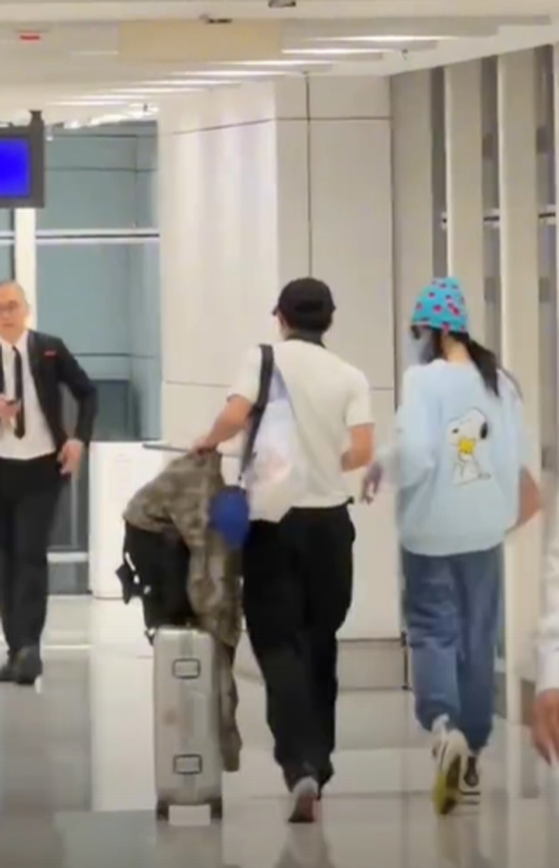 谢贤丧事后,张柏芝送儿子澳洲上学,19岁lucas临别拥抱妈妈孝顺 谢贤丧事后,张柏芝送儿子澳洲上学,19岁lucas临别拥抱妈妈孝顺