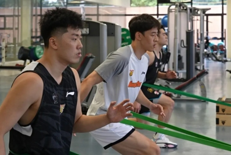 广东男篮今天已经结束假期开启夏训备战 徐杰黄明依在美特训
