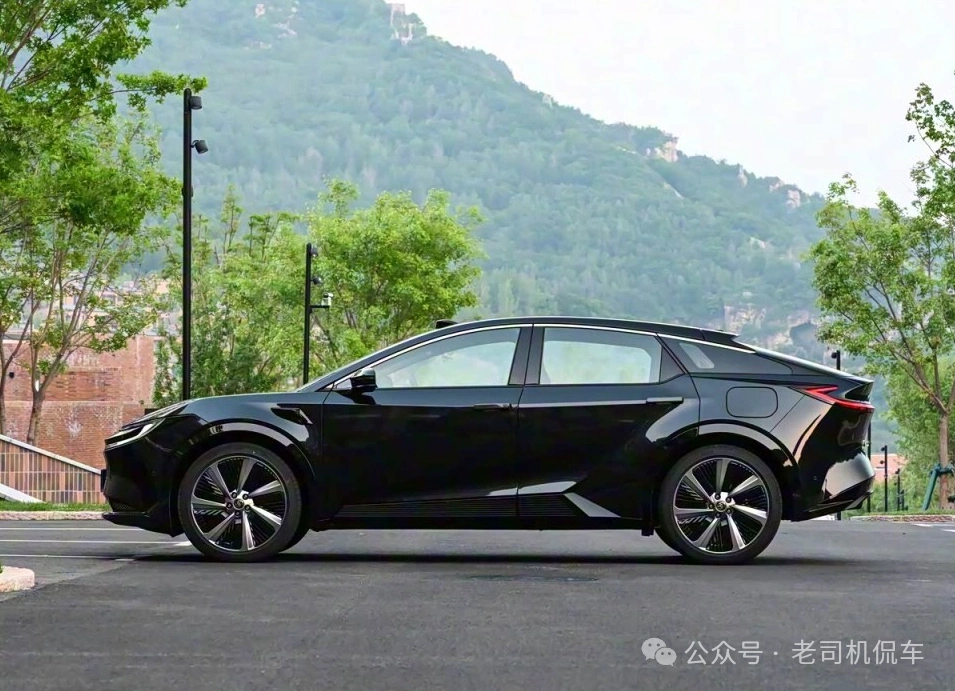 2026 款丰田 bZ5 曝光，比亚迪刀片电池 + 激光雷达 + 630km 续航，谁还买特斯拉 Model Y