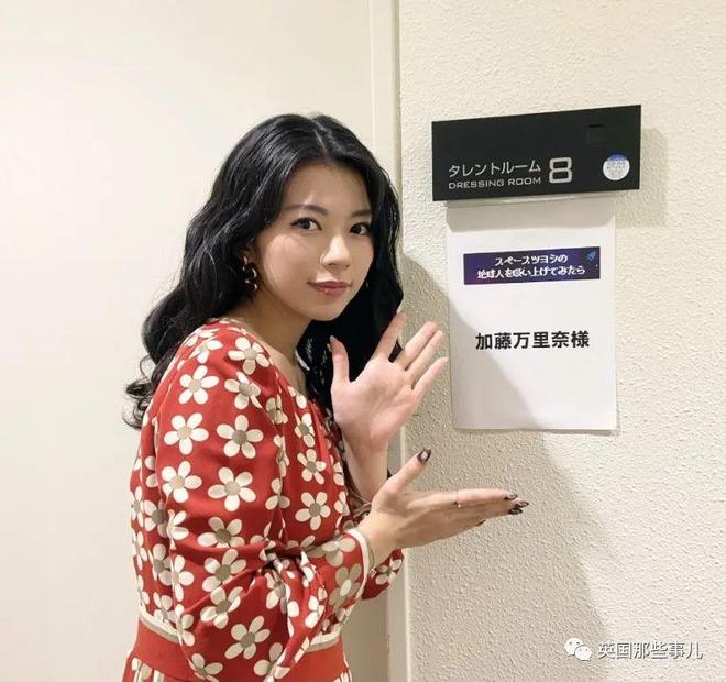 妹子收集吸过自己血的蚊子，把血抽干做成“蚊子美甲”…这画风??
