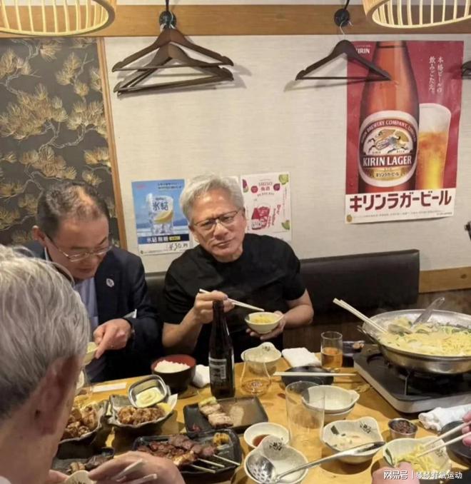 63岁黄仁勋东京小店聚餐，亲自开威士忌敬酒，谦逊格局让人佩服