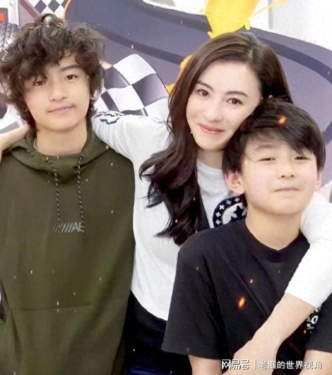 张柏芝带小儿子现身机场！逛童装区不看价格，俩儿子留在澳洲读书