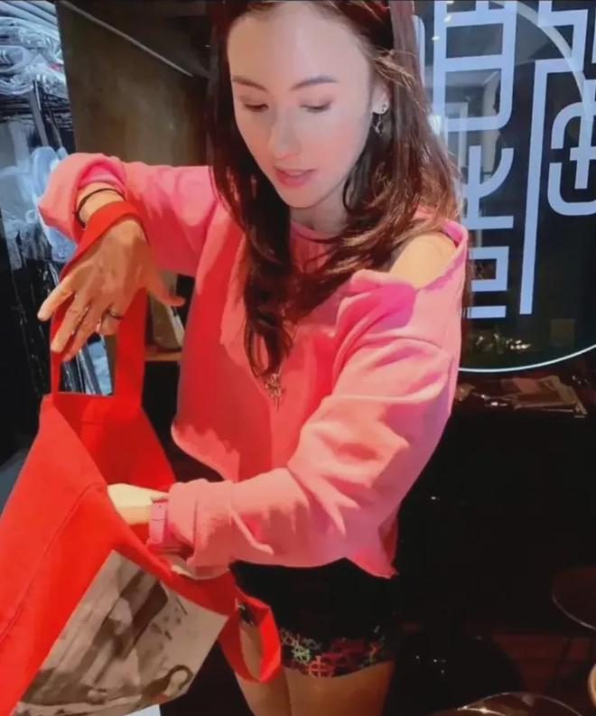 张柏芝带三儿子出街，穿的花里胡哨难掩美颜，为儿子开门母爱满满