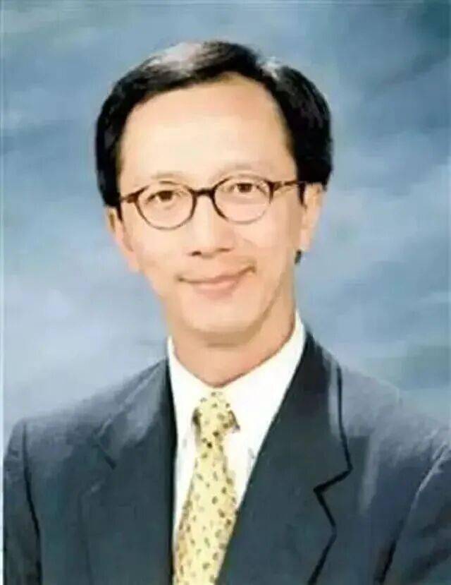 2001年，陈慧珊为嫁梁锦松，抛弃了丈夫，没想到对方转身娶了伏明霞，理由令人唏嘘
