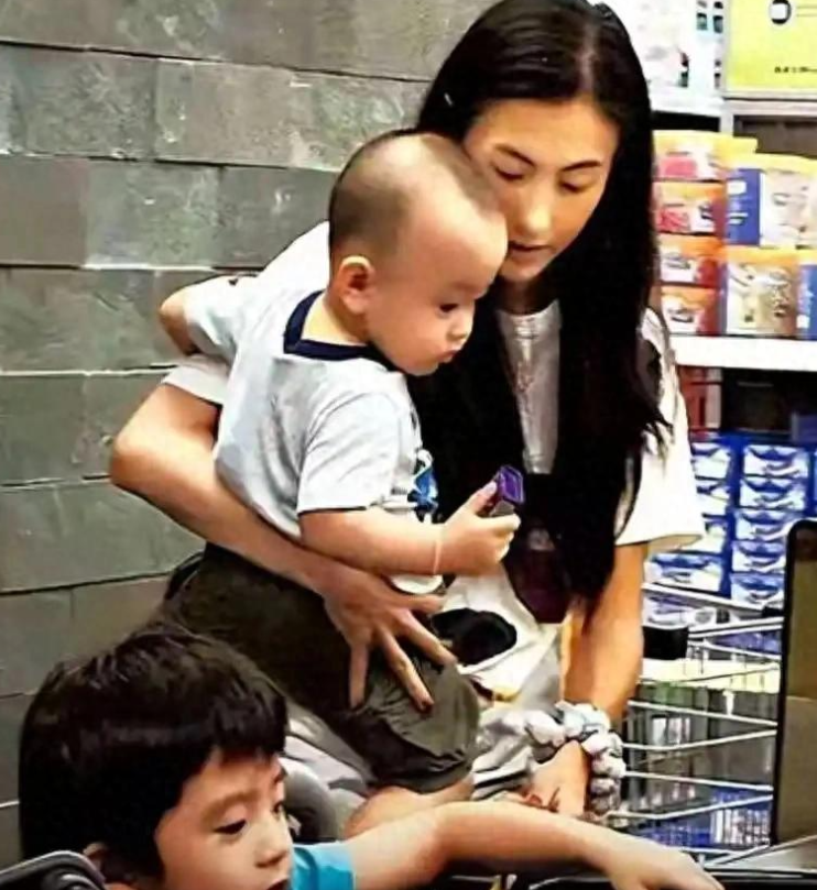 谢霆锋没有想到，张柏芝用心养大的两个儿子，如今竟给他狠狠长脸