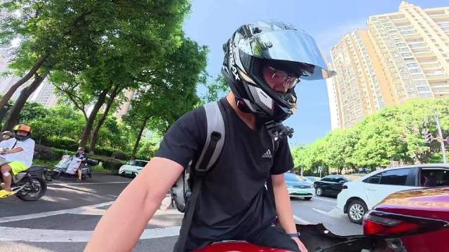 前方有车还硬挤，这位马自达车主干啥呢？