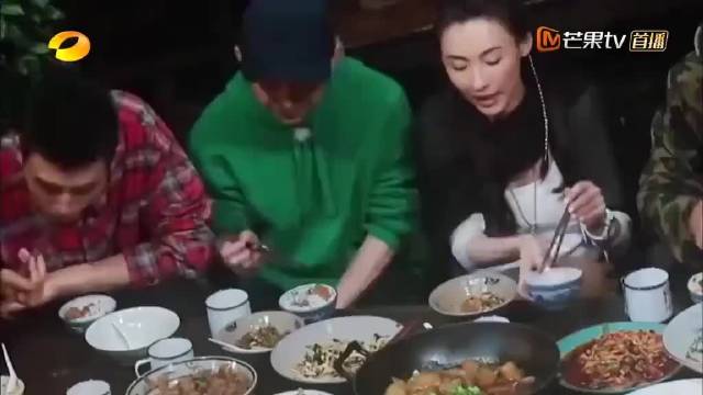 黄磊做的饭菜太好吃了，张柏芝饭都干了两碗米饭，真的太美味了