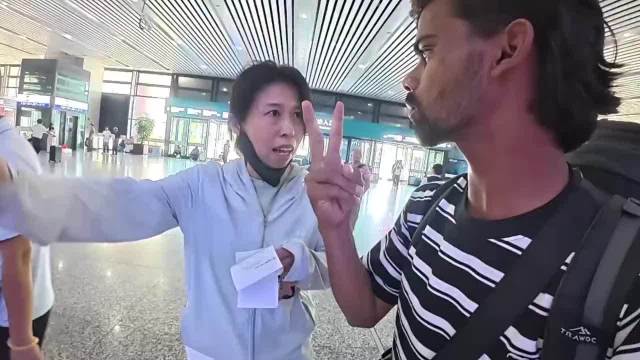 印度“要饭哥”免费搭车遭拒，无奈改乘公交