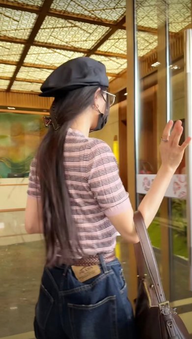 杨幂辣妹回归穿搭中贝雷帽是什么品牌？