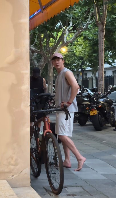 黄景瑜成上海街头“固定NPC”,硬汉私下反差太圈粉 黄景瑜成上海街头“固定NPC”,硬汉私下反差太圈粉
