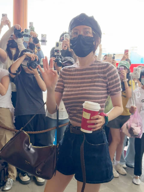 杨幂7月26日义乌机场出发，江山大同杀青返程