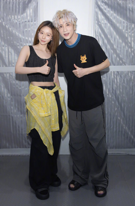 张靓颖张天爱鸟巢“疯搭子”视频刷屏！松弛感拉满
