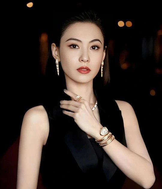 张柏芝白衣造型的演唱会是哪一年举办的？